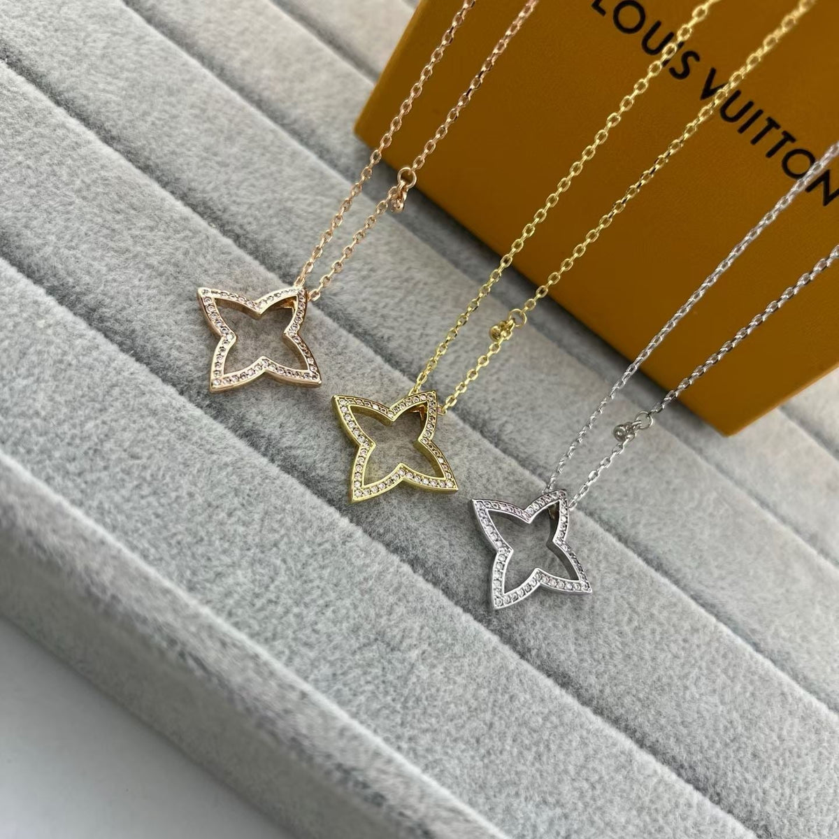 [Elowen Schmuck]HALSKETTE MIT DURCHBROCHENEM VIERBLÄTTRIGEM KLEEBATT