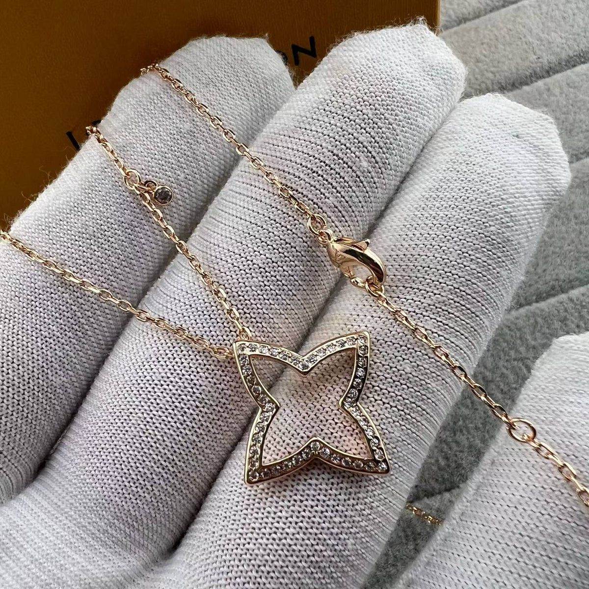 [Elowen Schmuck]HALSKETTE MIT DURCHBROCHENEM VIERBLÄTTRIGEM KLEEBATT