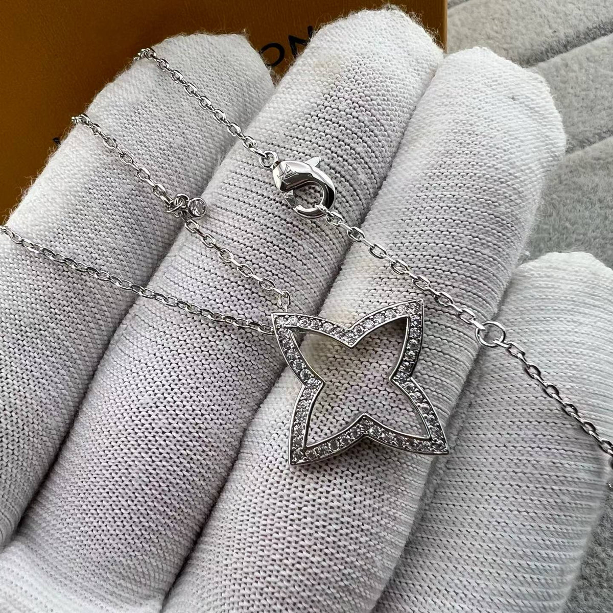 [Elowen Schmuck]HALSKETTE MIT DURCHBROCHENEM VIERBLÄTTRIGEM KLEEBATT