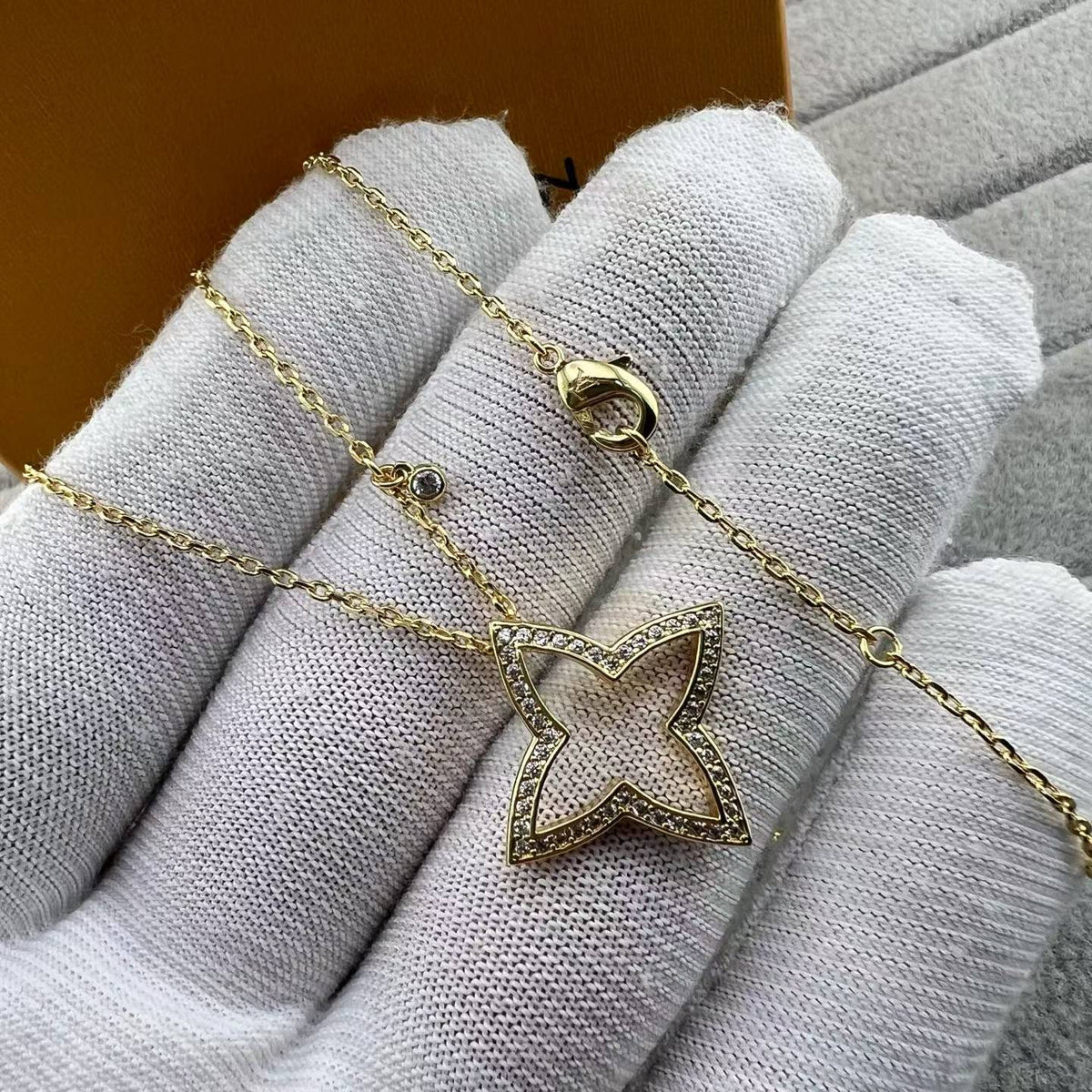 [Elowen Schmuck]HALSKETTE MIT DURCHBROCHENEM VIERBLÄTTRIGEM KLEEBATT