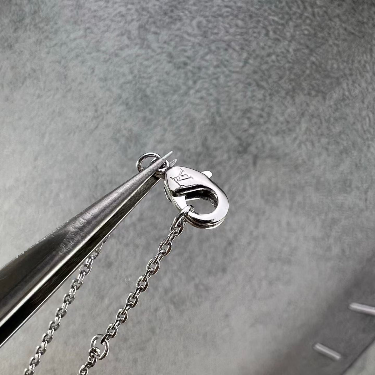 [Elowen Schmuck]HALSKETTE MIT DURCHBROCHENEM VIERBLÄTTRIGEM KLEEBATT