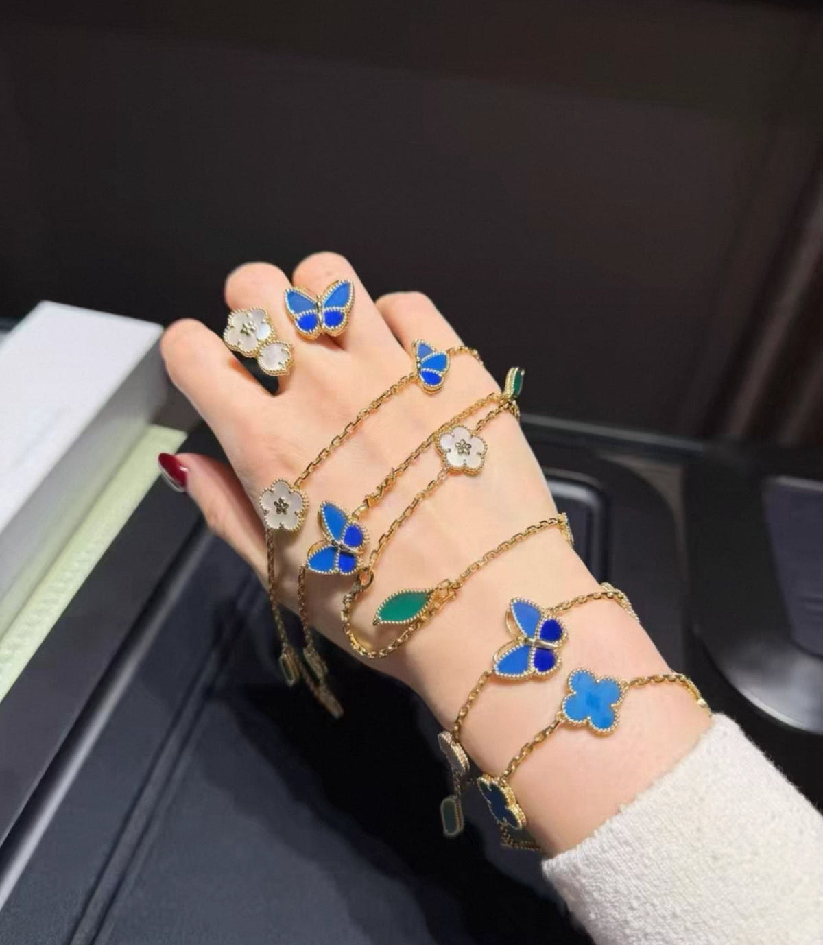 [Elowen Schmuck] LUCKY SPRING ARMBAND AUS GOLD MIT BLAUWSTEIN UND WEISSEM PERLMUTT