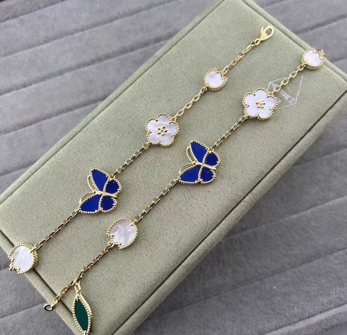 [Elowen Schmuck] LUCKY SPRING ARMBAND AUS GOLD MIT BLAUWSTEIN UND WEISSEM PERLMUTT