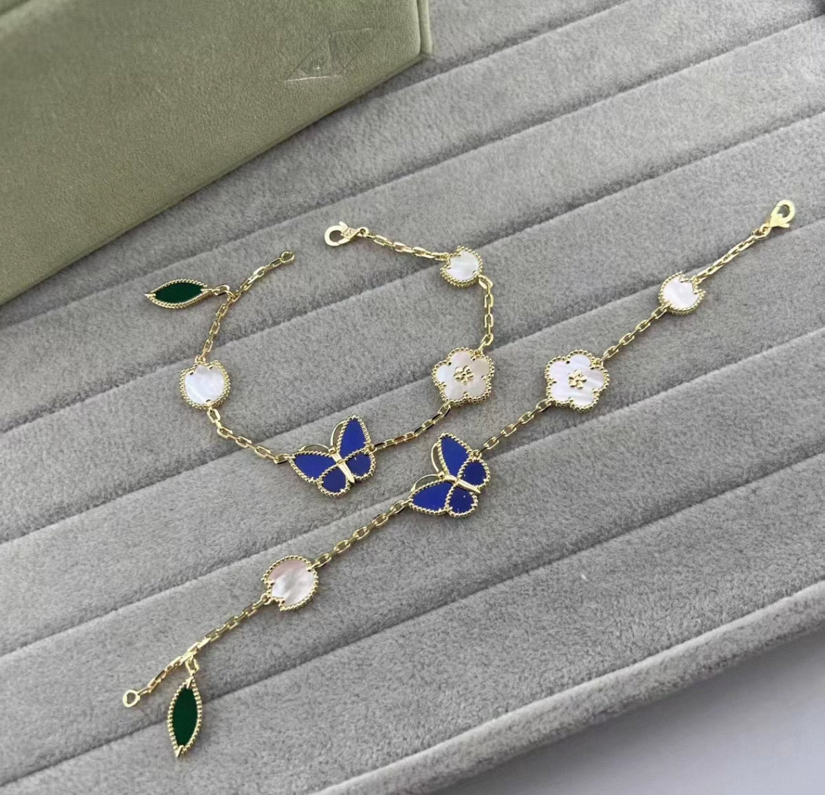 [Elowen Schmuck] LUCKY SPRING ARMBAND AUS GOLD MIT BLAUWSTEIN UND WEISSEM PERLMUTT