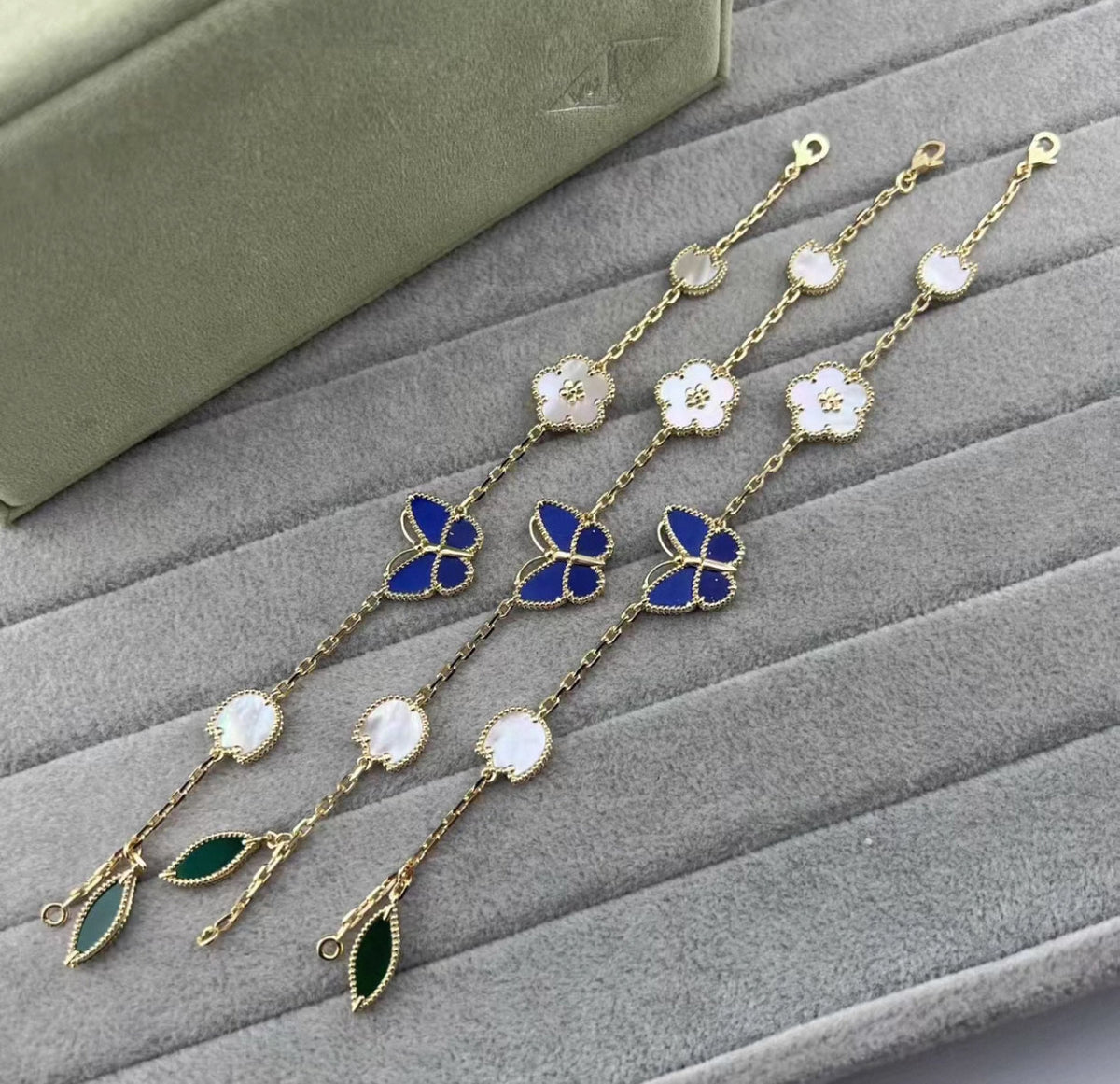 [Elowen Schmuck] LUCKY SPRING ARMBAND AUS GOLD MIT BLAUWSTEIN UND WEISSEM PERLMUTT