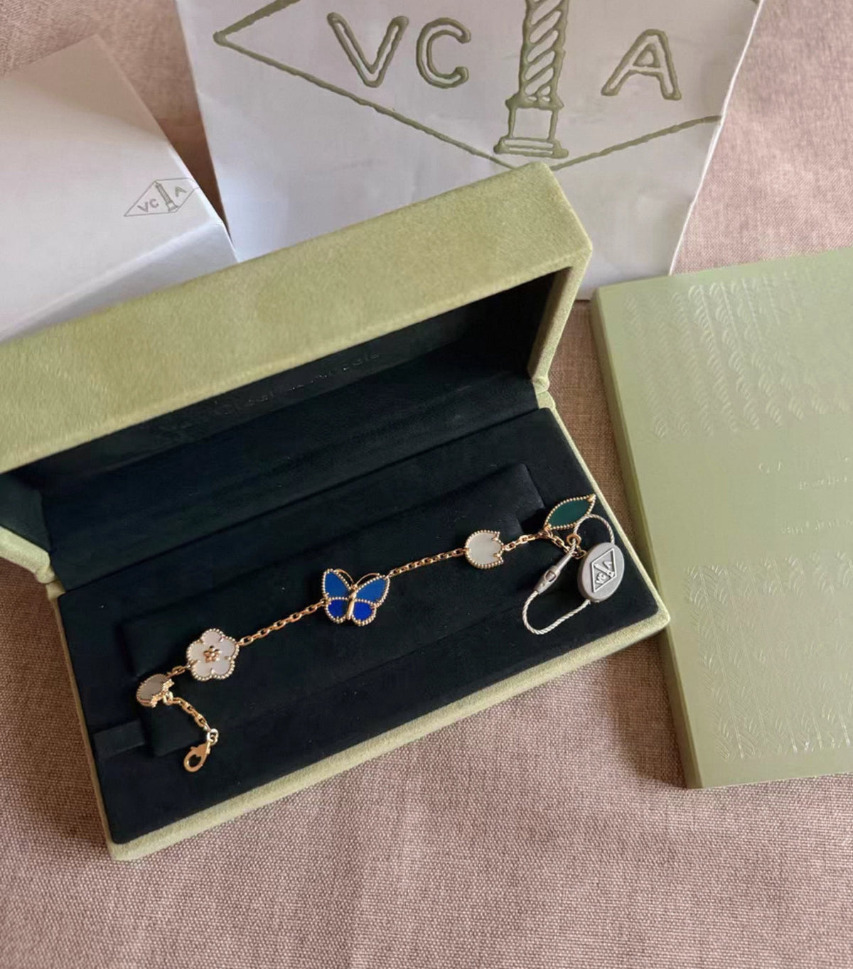 [Elowen Schmuck] LUCKY SPRING ARMBAND AUS GOLD MIT BLAUWSTEIN UND WEISSEM PERLMUTT
