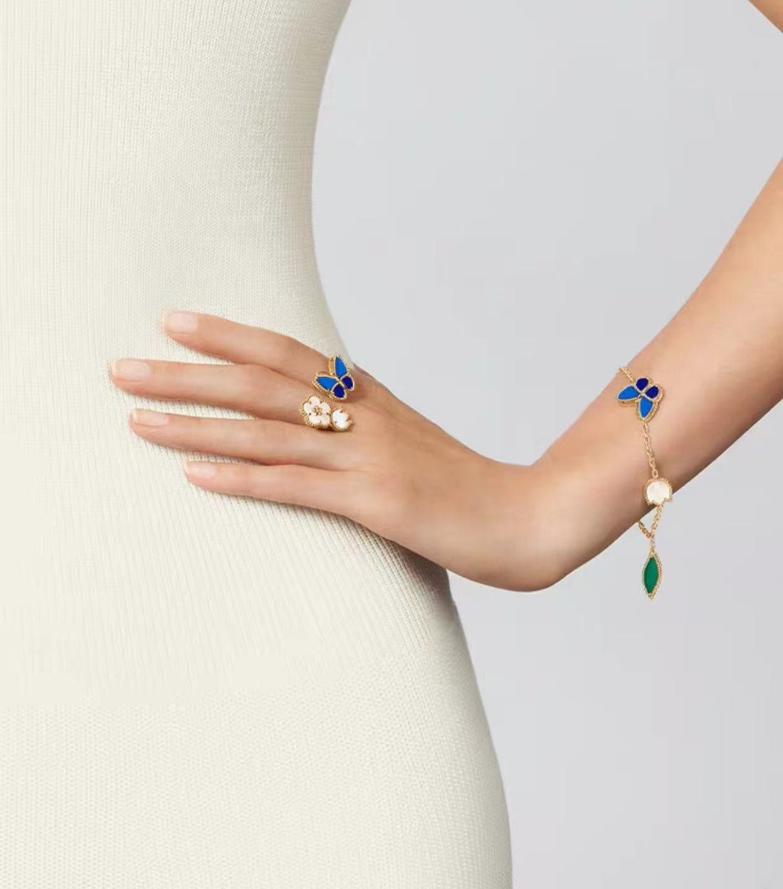 [Elowen Schmuck] LUCKY SPRING ARMBAND AUS GOLD MIT BLAUWSTEIN UND WEISSEM PERLMUTT