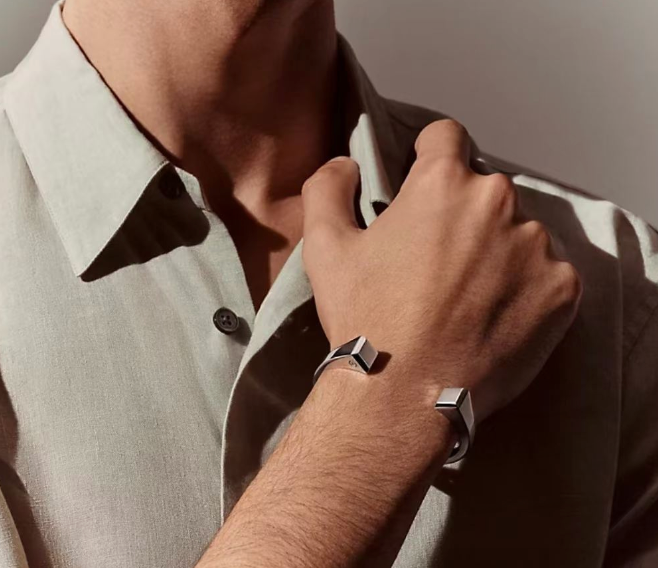 [Elowen jewelry]CLOU DE FORGE QUADRATISCHE KEGEL-NIETEN OFFENER ARMBREIF EINHEITSGRÖSSE