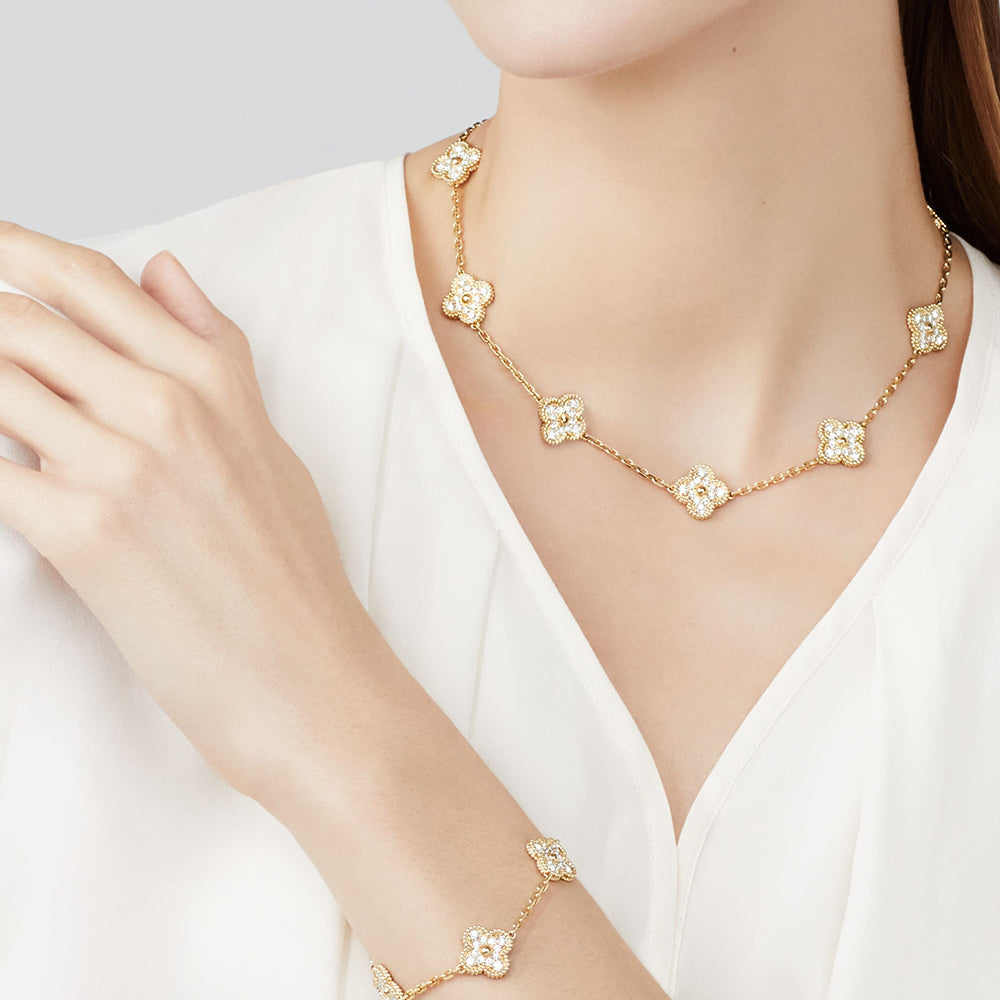 {
  "Elowen jewelsry": "Elowen Schmuck",
  "CLOVER 10 MOTIFS DIAMOND NECKLACE": "KLEEBLATT-HALSKETTE MIT 10 MOTIVEN UND DIAMANTEN"
}