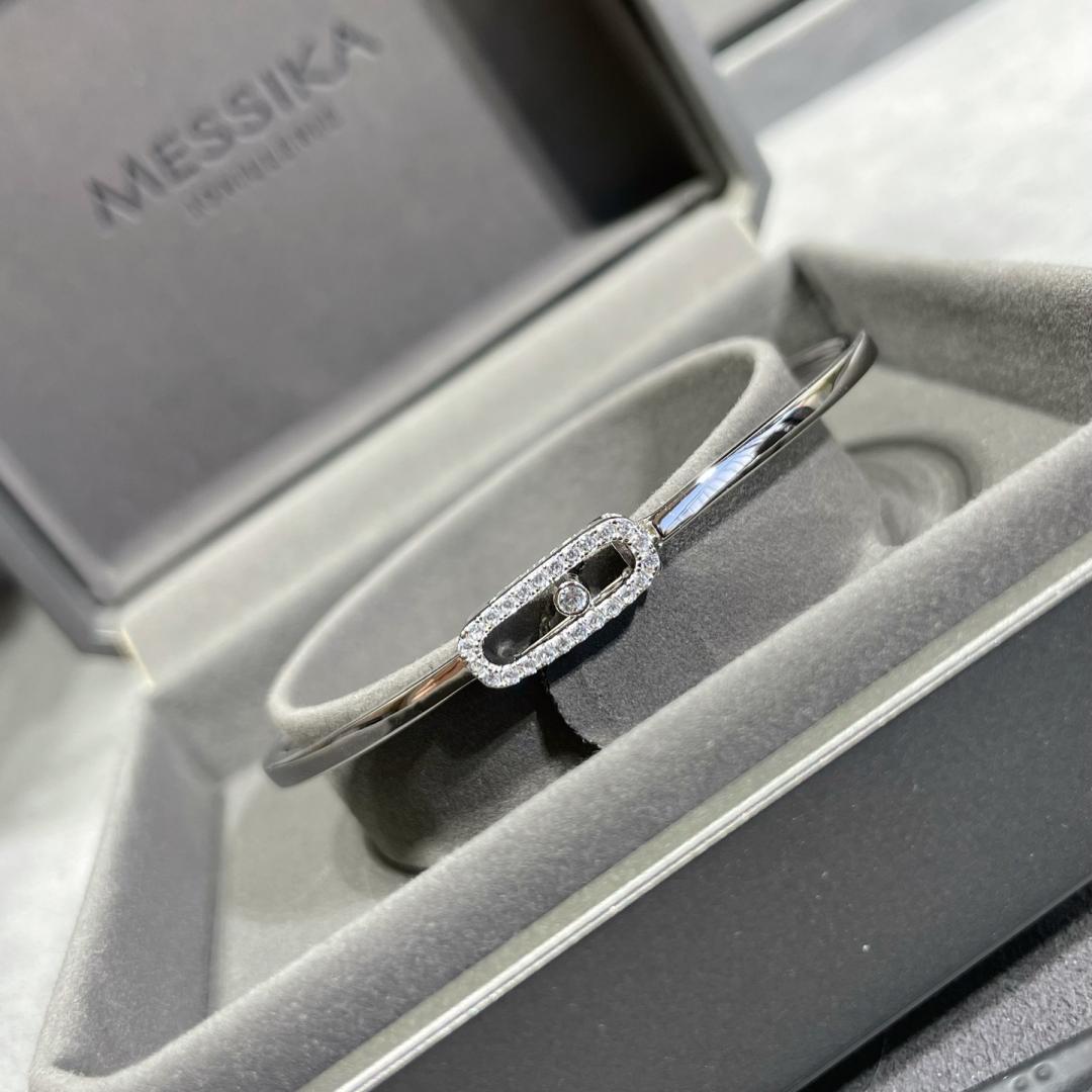 {"Elowen jewelsry": "ムーヴ ウノ パヴェ フレックス バングル ミディアム"}