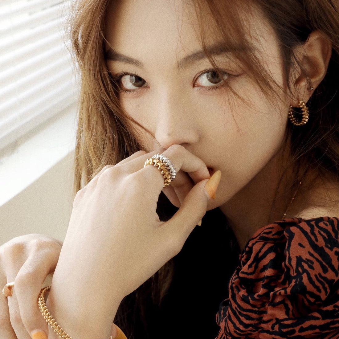 [Elowen jewelsry ]CLASH SMALL HOOP EARRINGS