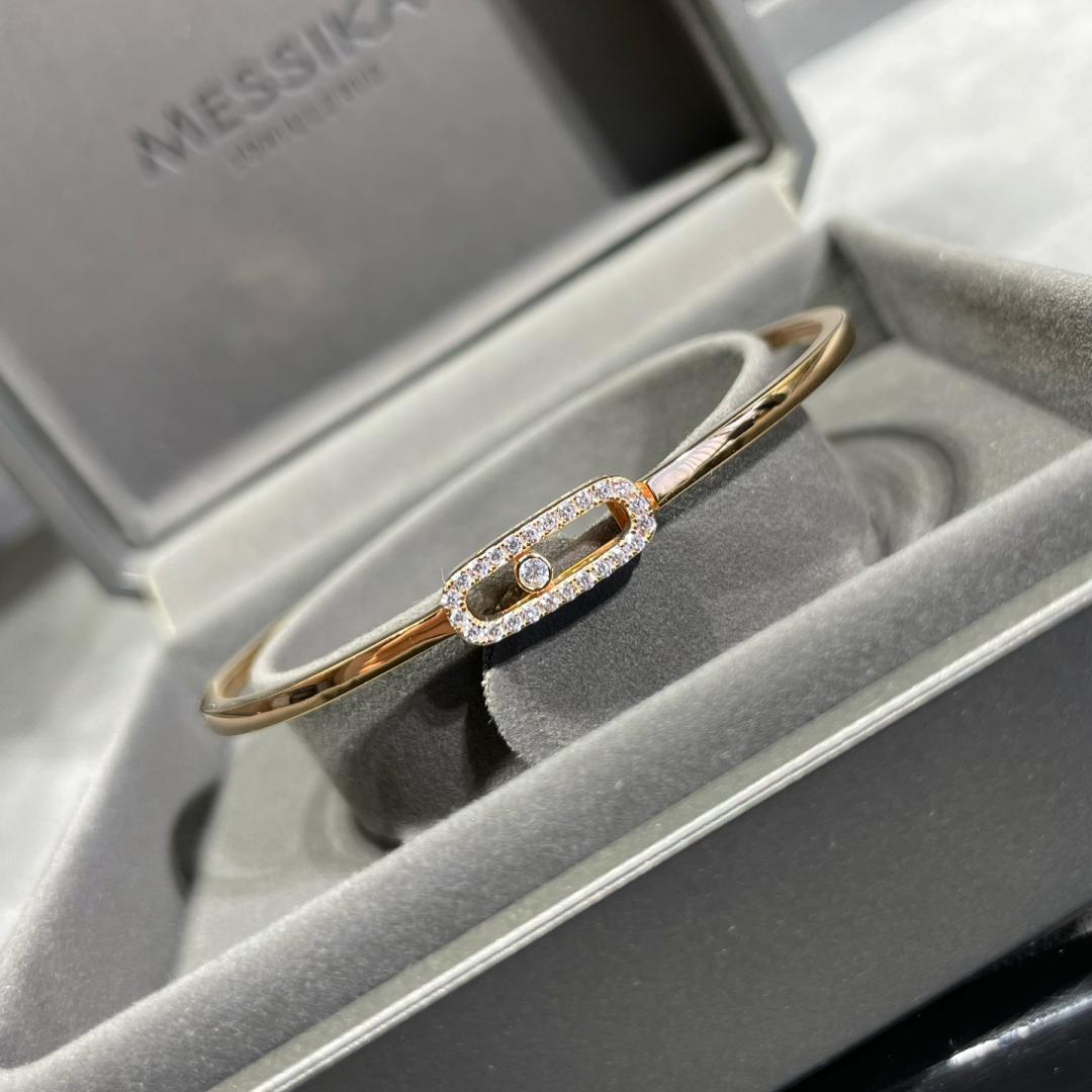{"Elowen jewelsry": "ムーヴ ウノ パヴェ フレックス バングル ミディアム"}