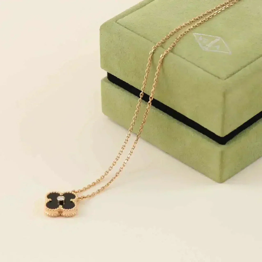 [Elowen jewelsry ]CLOVER 15MM DIAMOND ONYX NECKLACE