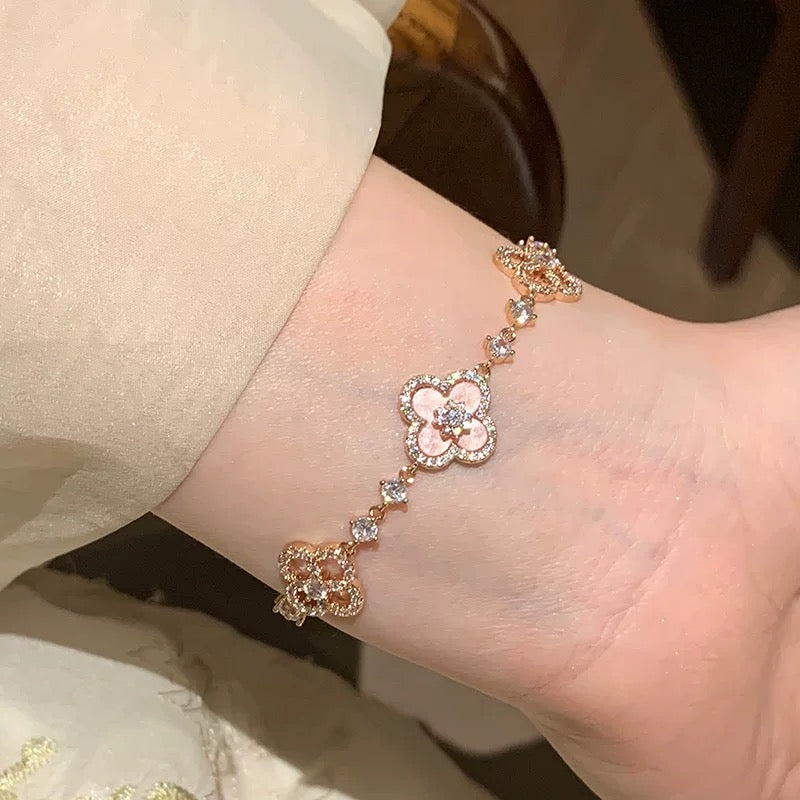 [Elowen jewelsry ]クローバー 5モチーフ ピンク・ブルー・レッド・ホワイト ブレスレット