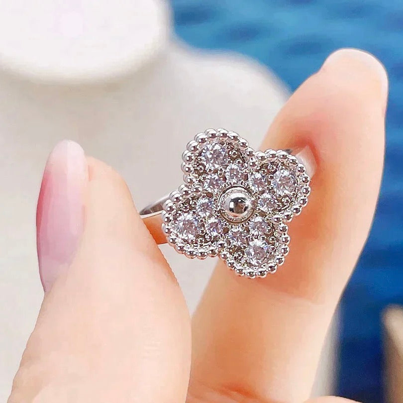 {
"Elowen jewelsry": "Elowen Schmuck",
"CLOVER DIAMOND RING": "KLEEBLATT-DIAMANT-RING"
}