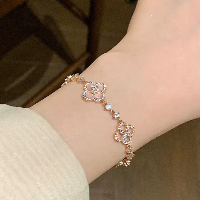 [Elowen jewelsry ]クローバー 5モチーフ ピンク・ブルー・レッド・ホワイト ブレスレット