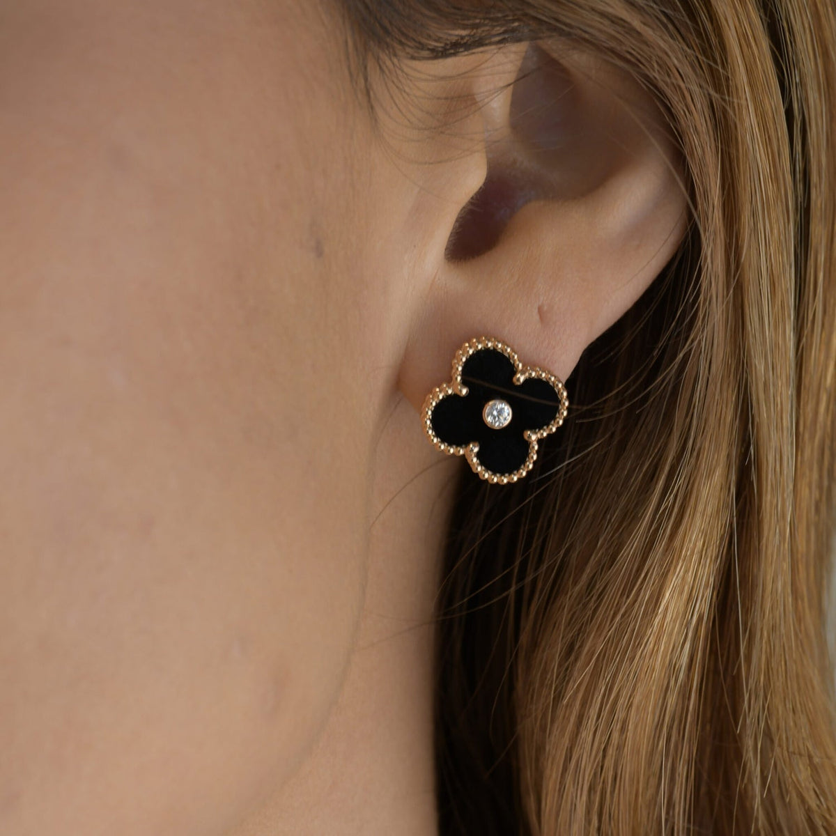 {
  "Elowen jewelsry": "Elowen Schmuck",
  "CLOVER MEDIUM 1 MOTIF ONYX DIAMOND EARRINGS": "CLOVER MITTLERE OHRRINGE MIT 1 ONYX-MOTIV UND DIAMANT"
}
