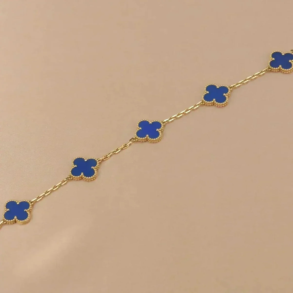 [Elowen Schmuck] CLOVER 5-MOTIV ARMBAND KOLLEKTION AUS BLAUEM ACHAT