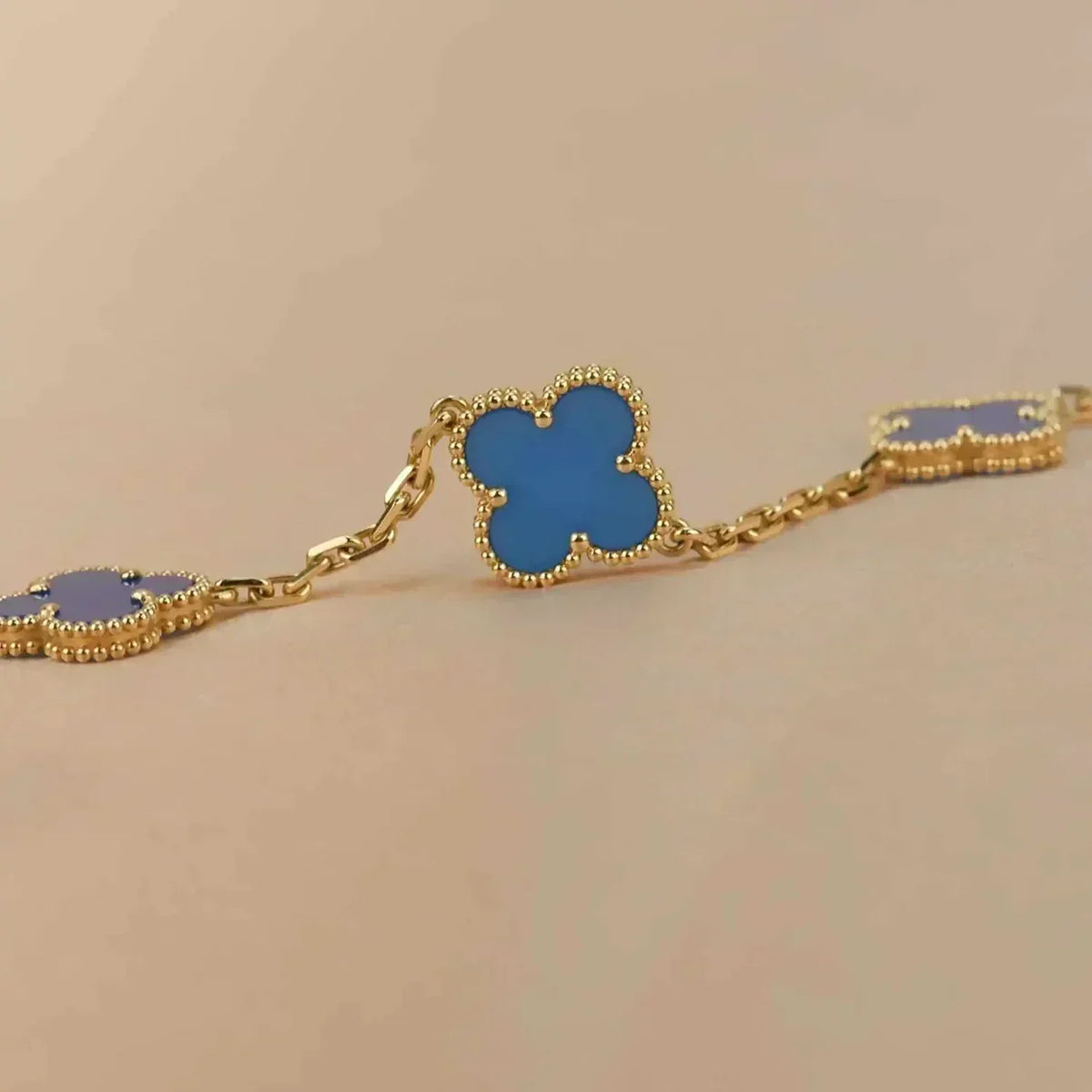 [Elowen Schmuck] CLOVER 5-MOTIV ARMBAND KOLLEKTION AUS BLAUEM ACHAT