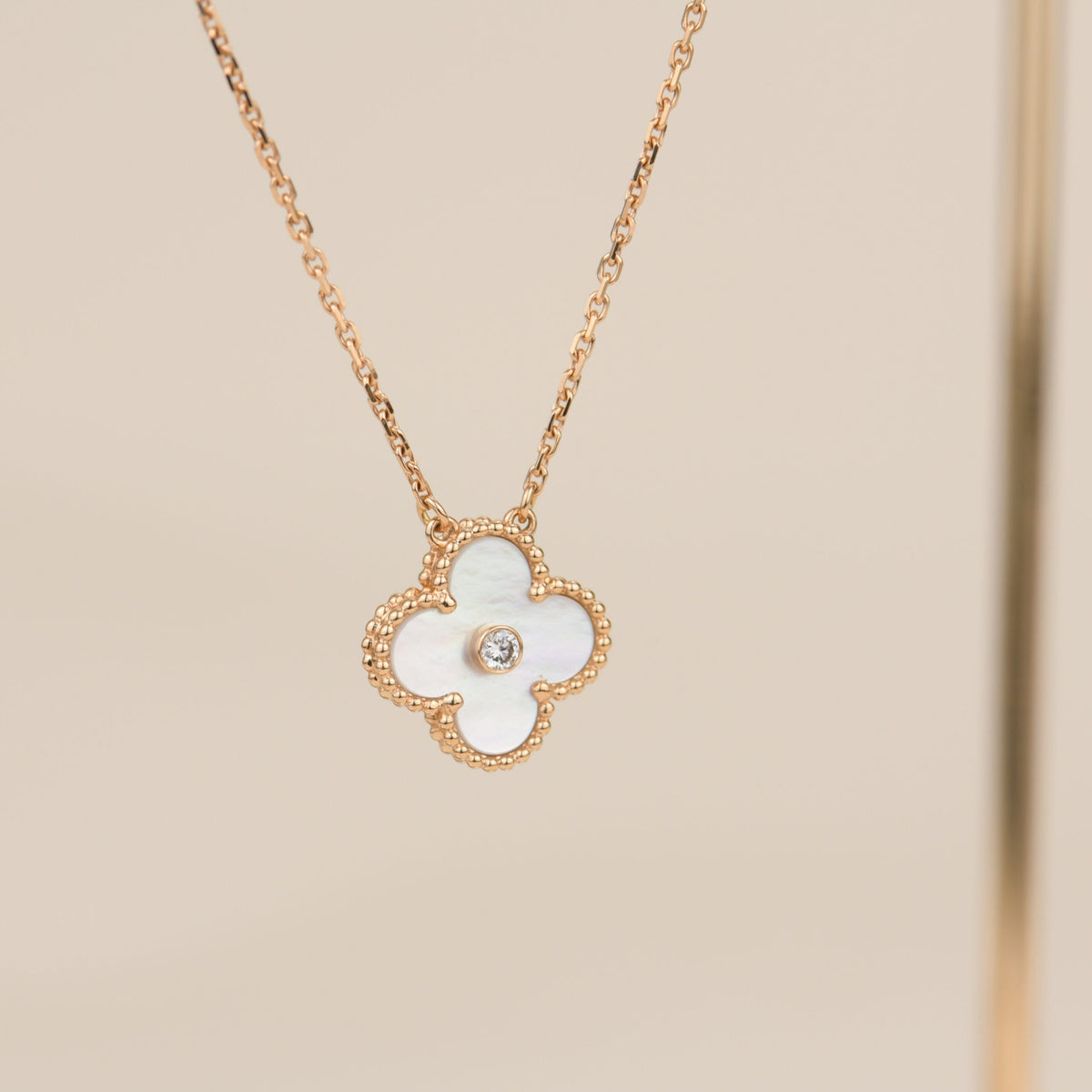 {
  "Elowen jewelsry": "Elowen ジュエリー",
  "CLOVER 15MM DIAMOND WHITE FRITILLARIA NECKLACE": "クローバー 15MM ダイヤモンド ホワイトフリチラリア ネックレス"
}