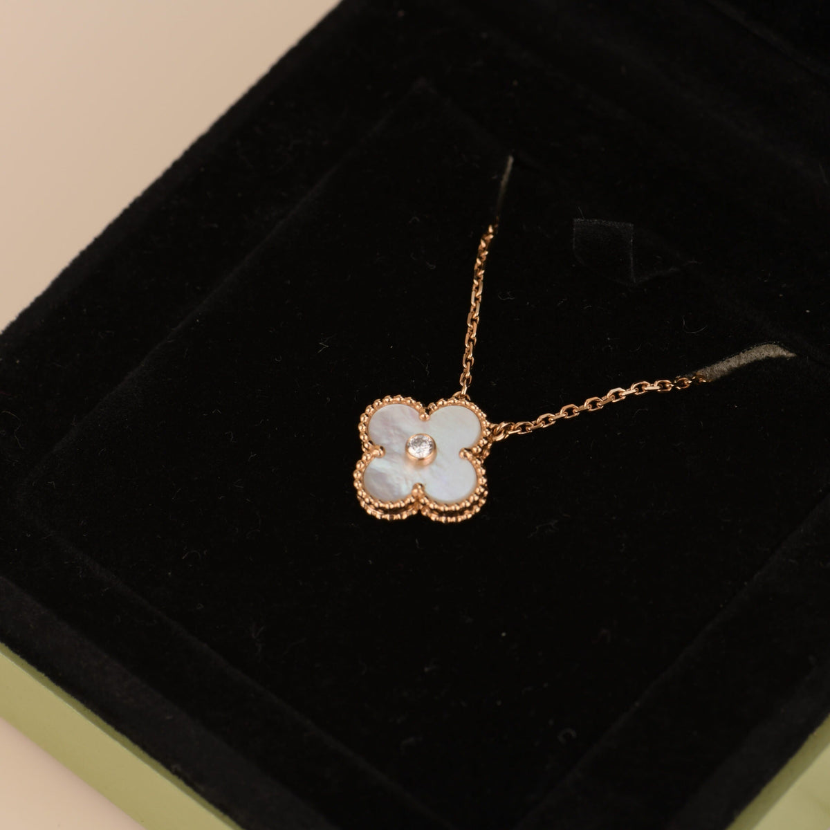 {
  "Elowen jewelsry": "Elowen ジュエリー",
  "CLOVER 15MM DIAMOND WHITE FRITILLARIA NECKLACE": "クローバー 15MM ダイヤモンド ホワイトフリチラリア ネックレス"
}