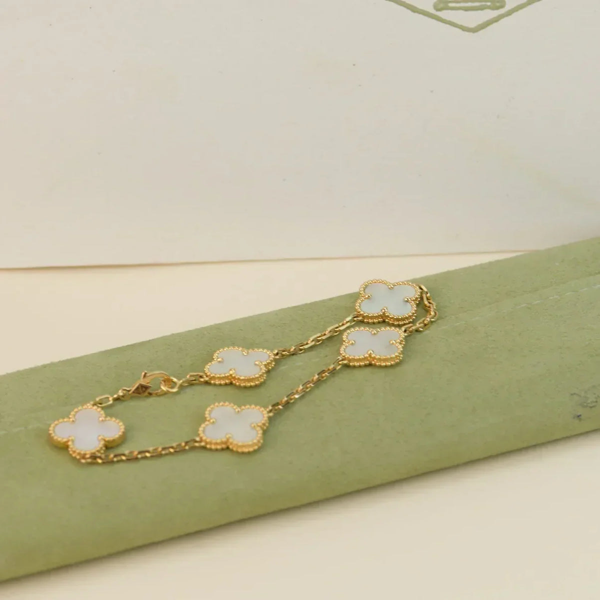 {
  "Elowen jewelsry": "Elowen Schmuck",
  "CLOVER WHITE PEARL MOP 5 MOTIF BRACELET COLLECTION": "KLEEBLATT WEISSE PERLMUTT 5-MOTIV ARMBAND KOLLEKTION"
}