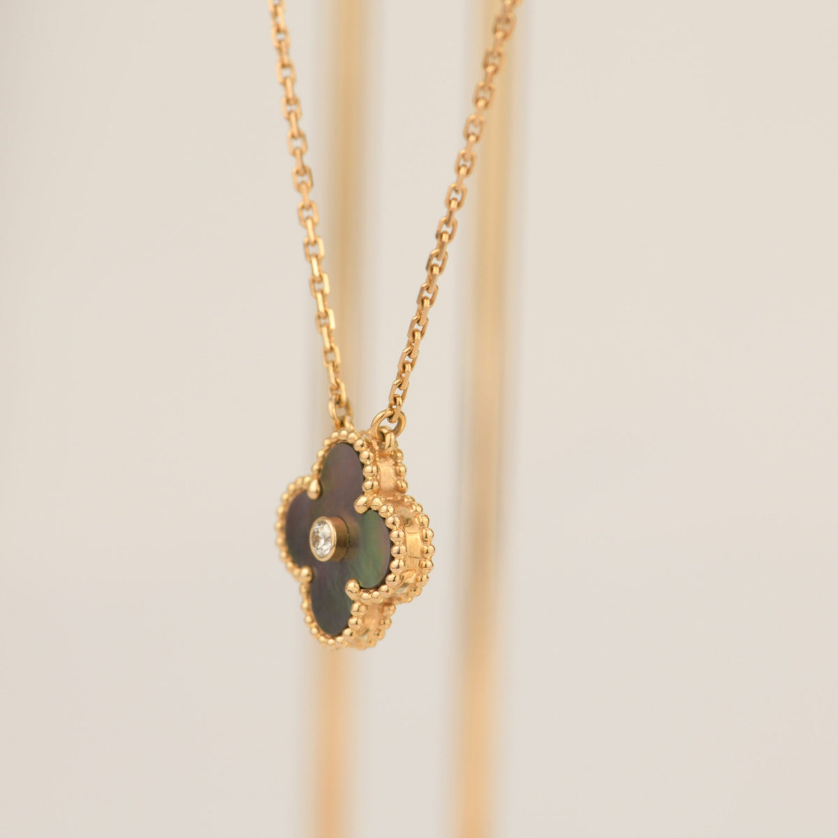 {
  "Elowen jewelsry": "Elowen ジュエリー",
  "CLOVER 15MM DIAMOND AND MOTHER-OF-GREY NECKLACE": "クローバー 15mm ダイヤモンド＆グレーマザーオブパール ネックレス"
}