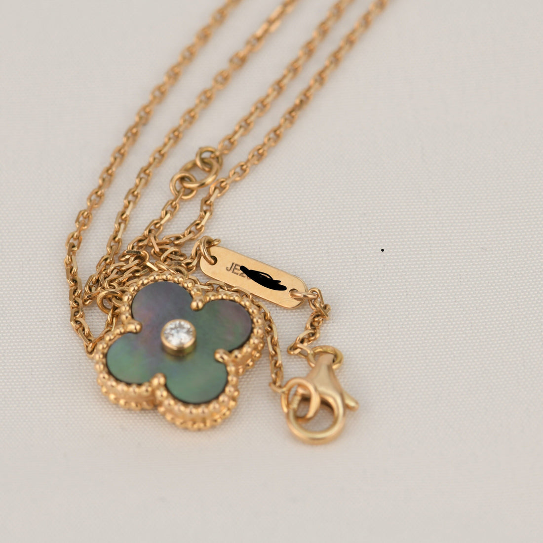 [Elowen jewelsry ]CLOVER 15MM DIAMOND AND MOTHER-OF-GREY NECKLACE