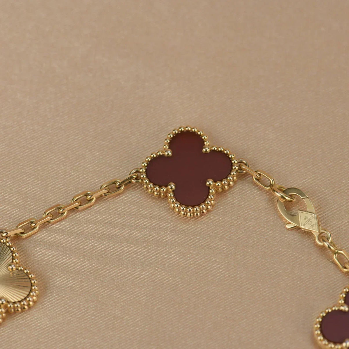 [Elowen jewelsry ] CLOVER 5 MOTIF RED CORNELIAN BRACELET COLLECTION