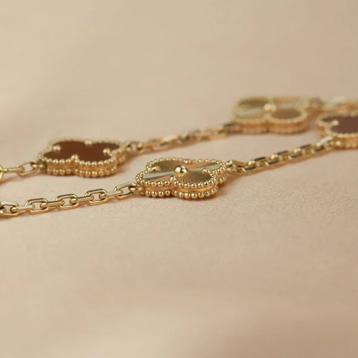 [Elowen jewelsry ] CLOVER 5 MOTIF RED CORNELIAN BRACELET COLLECTION