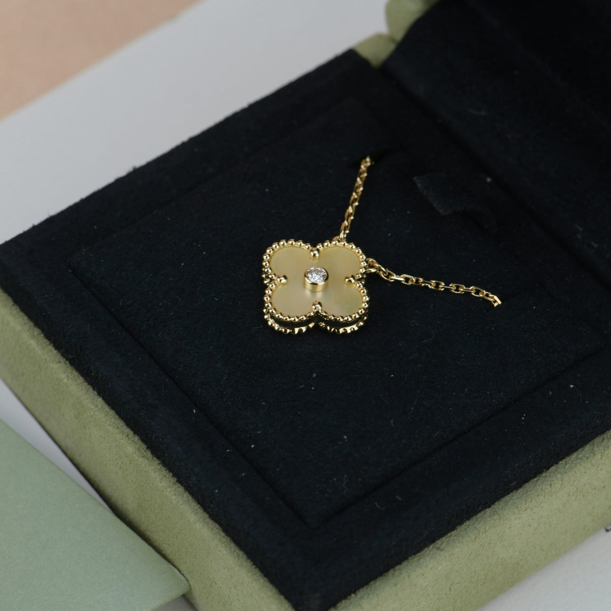 [Elowen Schmuck] CLOVER 15-MM-HALSKETTE AUS GOLD MIT DIAMANTEN UND PERLMUTT