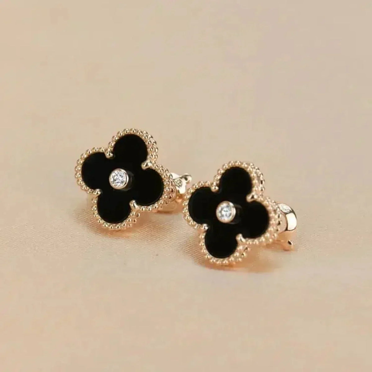 {
  "Elowen jewelsry": "Elowen Schmuck",
  "CLOVER MEDIUM 1 MOTIF ONYX DIAMOND EARRINGS": "CLOVER MITTLERE OHRRINGE MIT 1 ONYX-MOTIV UND DIAMANT"
}