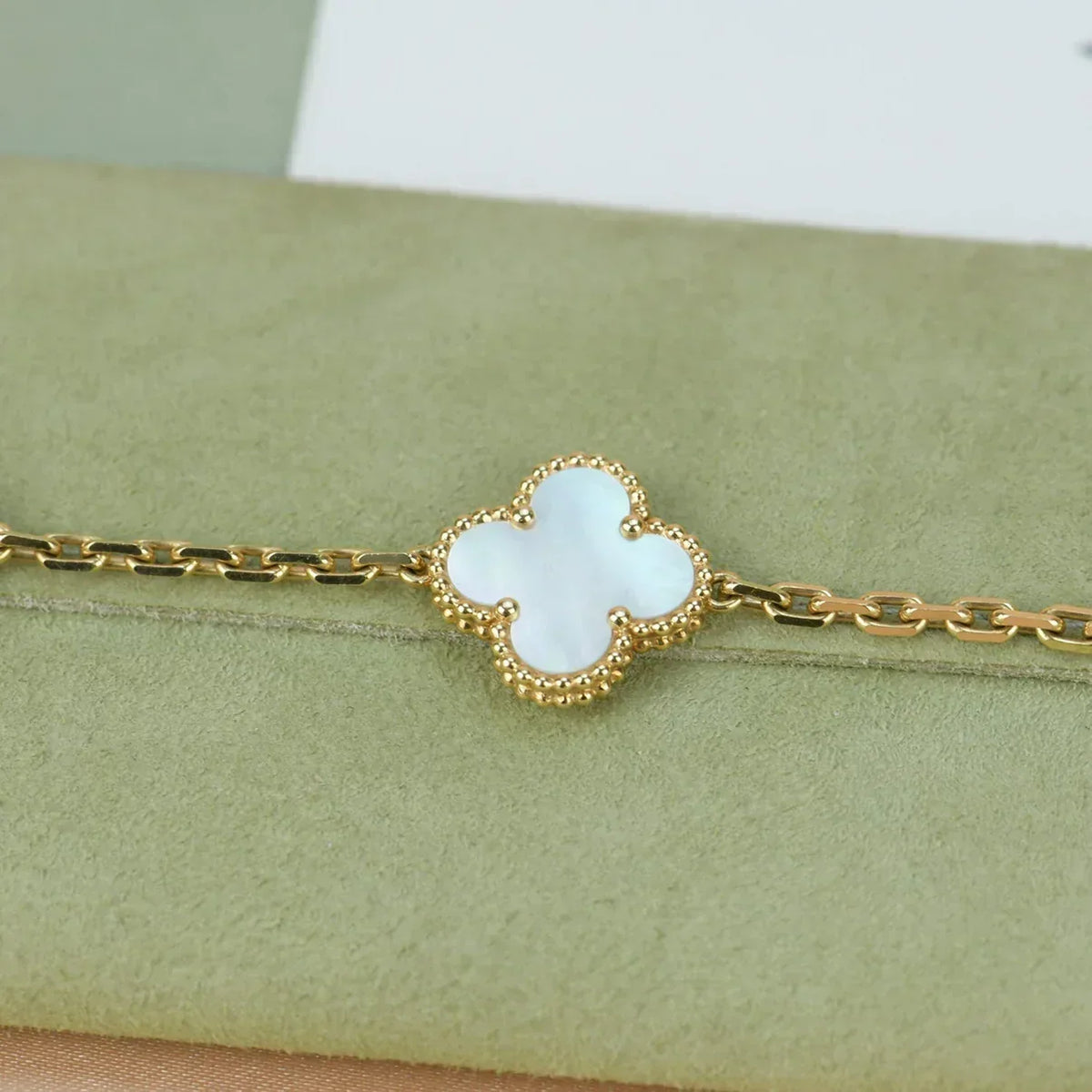 {
  "Elowen jewelsry": "Elowen Schmuck",
  "CLOVER WHITE PEARL MOP 5 MOTIF BRACELET COLLECTION": "KLEEBLATT WEISSE PERLMUTT 5-MOTIV ARMBAND KOLLEKTION"
}