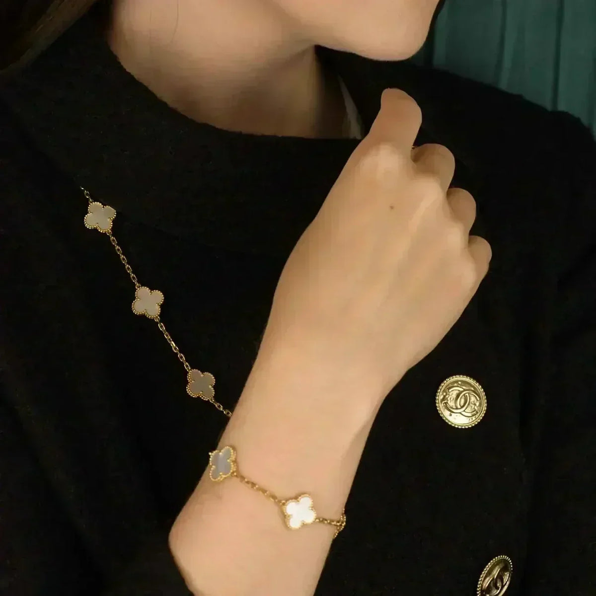 {
  "Elowen jewelsry": "Elowen Schmuck",
  "CLOVER WHITE PEARL MOP 5 MOTIF BRACELET COLLECTION": "KLEEBLATT WEISSE PERLMUTT 5-MOTIV ARMBAND KOLLEKTION"
}
