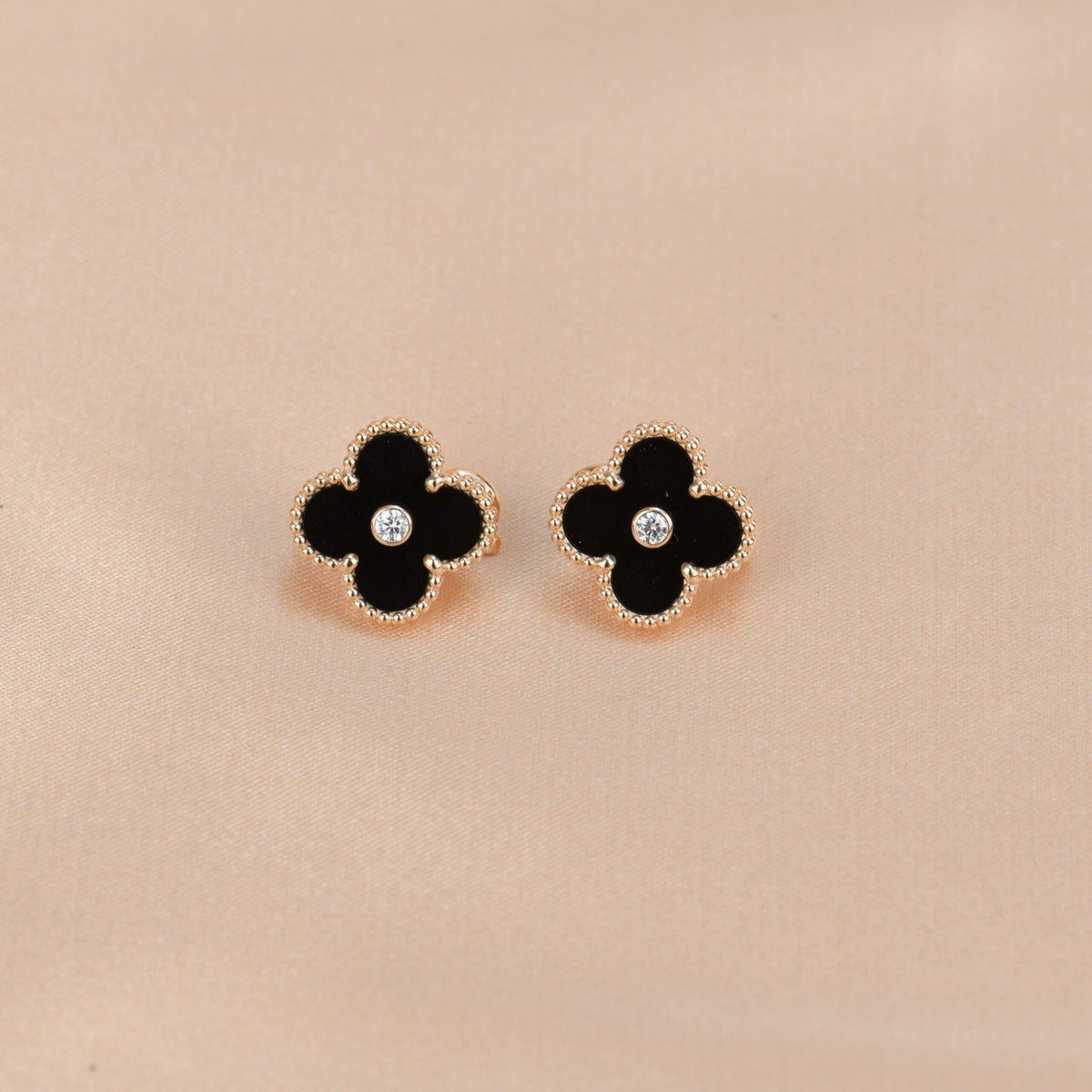 {
  "Elowen jewelsry": "Elowen Schmuck",
  "CLOVER MEDIUM 1 MOTIF ONYX DIAMOND EARRINGS": "CLOVER MITTLERE OHRRINGE MIT 1 ONYX-MOTIV UND DIAMANT"
}