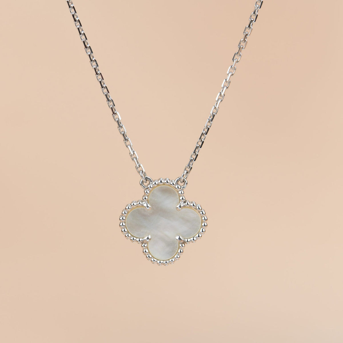 [Elowen Schmuck ]KLEEBLATT  15MM WEISSES PERLMUTT SILBER