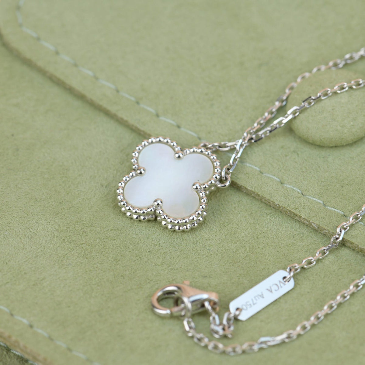 [Elowen Schmuck ]KLEEBLATT  15MM WEISSES PERLMUTT SILBER