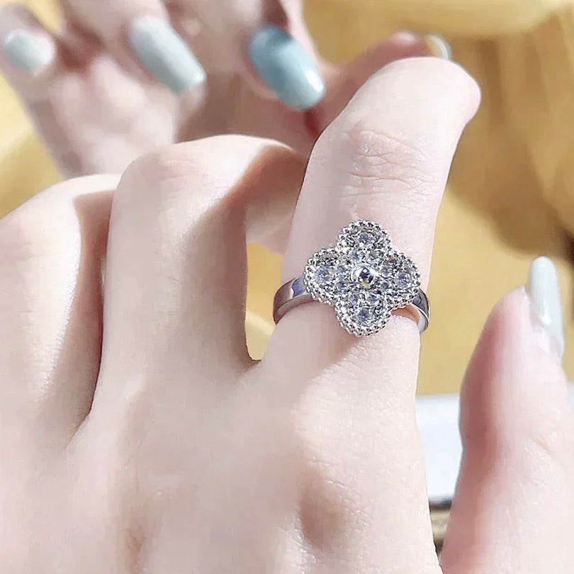 {
"Elowen jewelsry": "Elowen Schmuck",
"CLOVER DIAMOND RING": "KLEEBLATT-DIAMANT-RING"
}