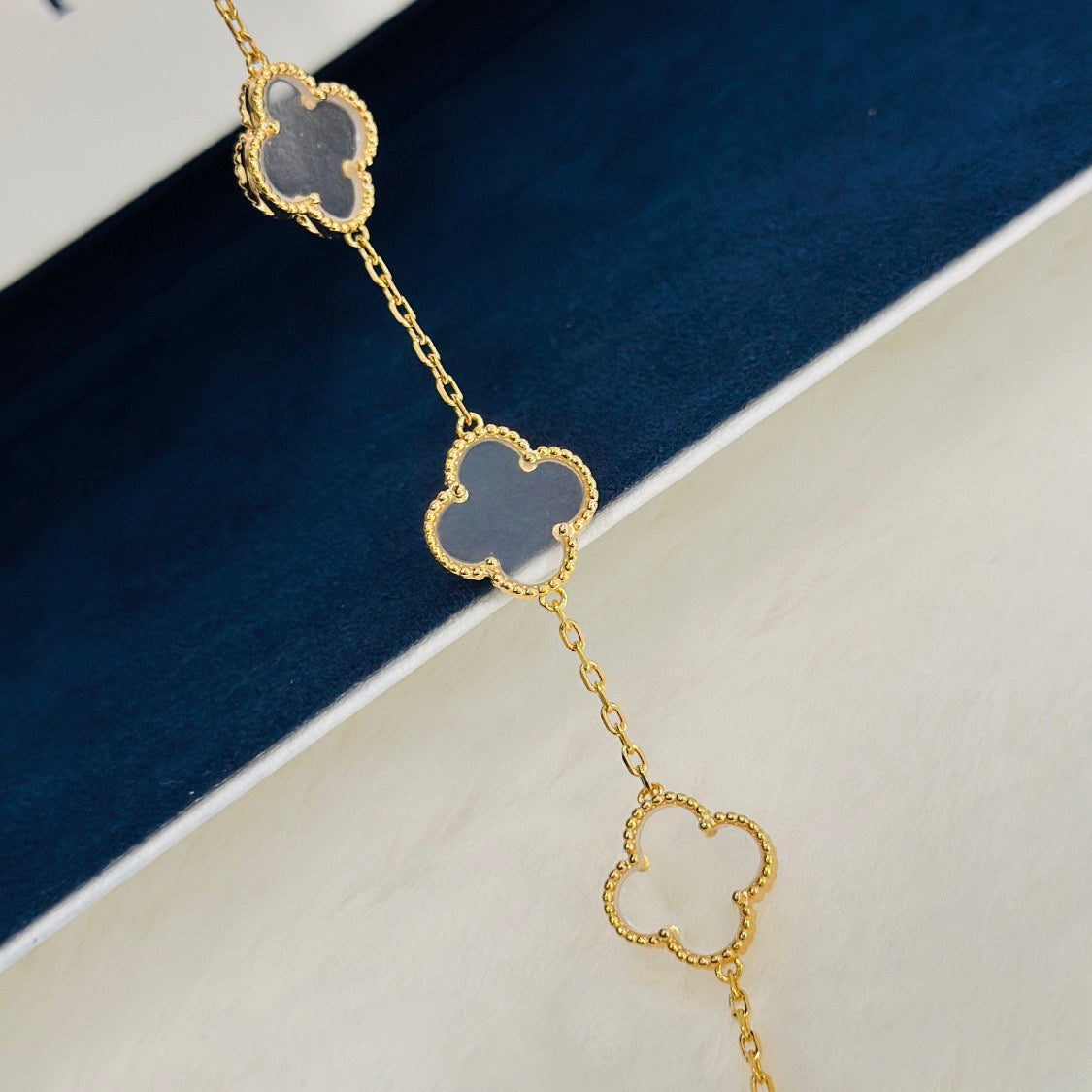 {
  "Elowen jewelsry": "Elowen ジュエリー",
  "CLOVER 5 MOTIF ROCK CRYSTAL BRACELET": "クローバー 5モチーフ ロッククリスタル ブレスレット"
}
