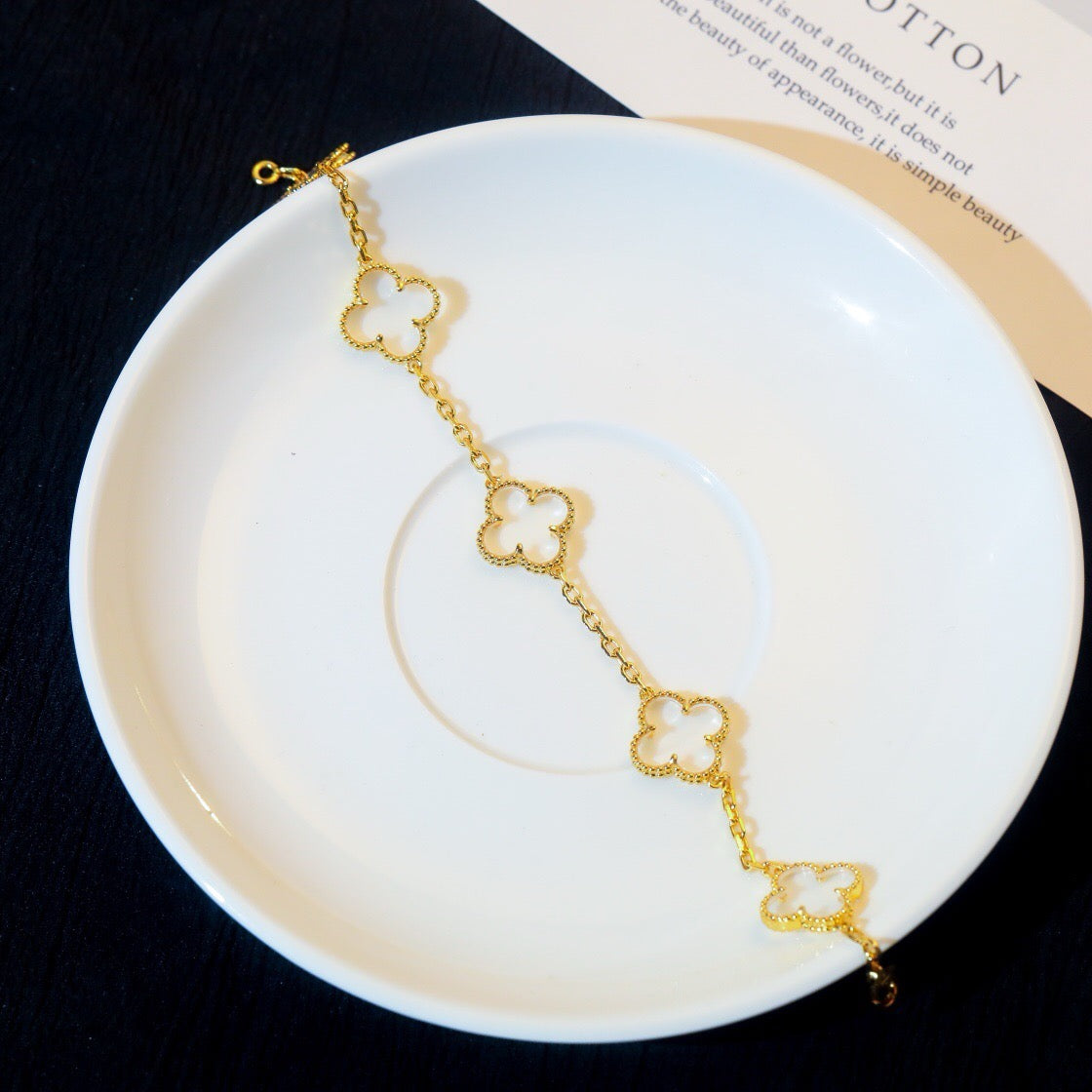 {
  "Elowen jewelsry": "Elowen ジュエリー",
  "CLOVER 5 MOTIF ROCK CRYSTAL BRACELET": "クローバー 5モチーフ ロッククリスタル ブレスレット"
}