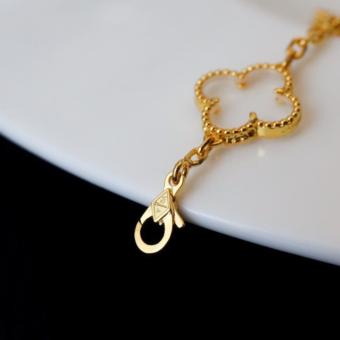 {
  "Elowen jewelsry": "Elowen ジュエリー",
  "CLOVER 5 MOTIF ROCK CRYSTAL BRACELET": "クローバー 5モチーフ ロッククリスタル ブレスレット"
}