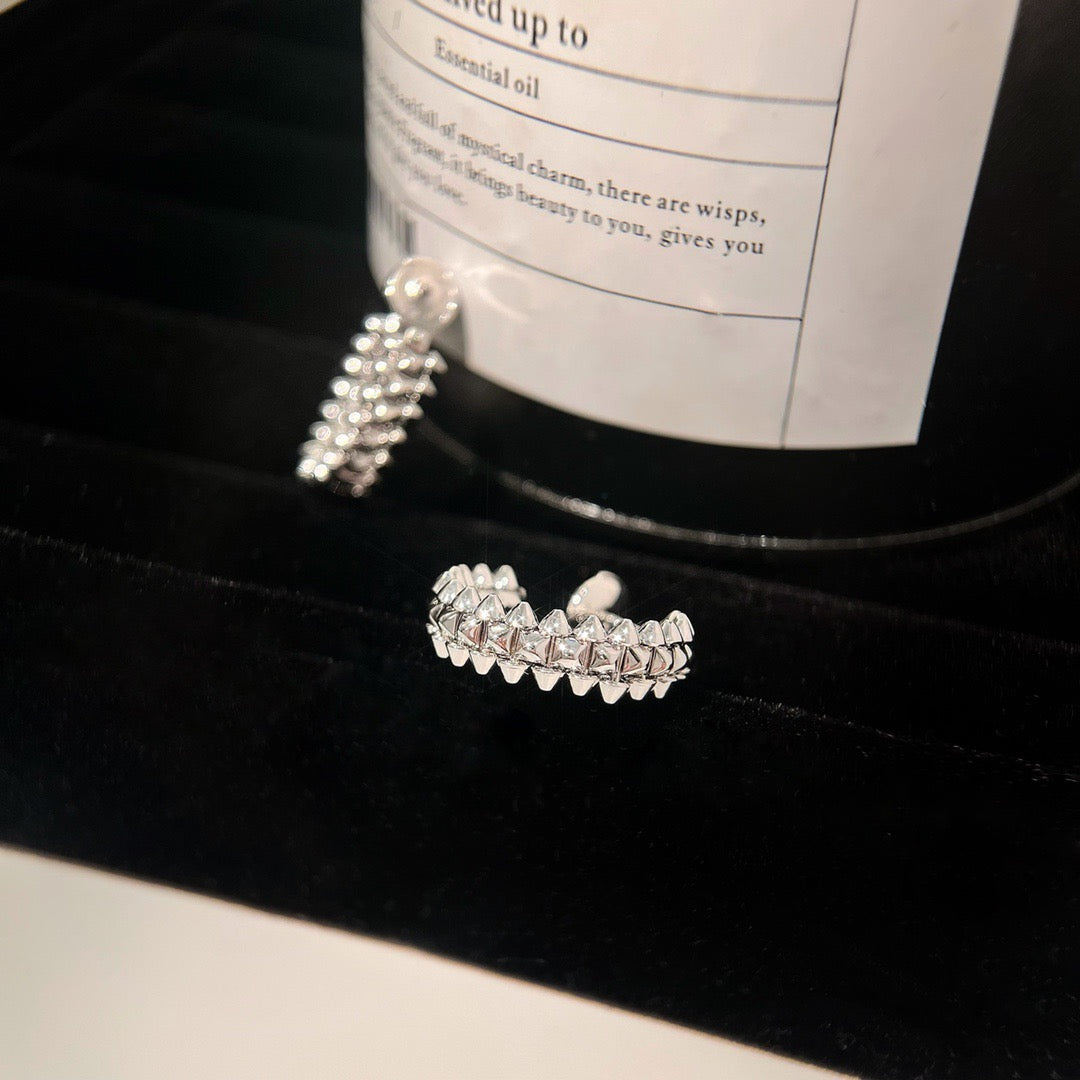 {
  "Elowen jewelsry": "Elowen ジュエリー",
  "CLASH SMALL HOOP EARRINGS": "クラッシュ スモール フープピアス"
}