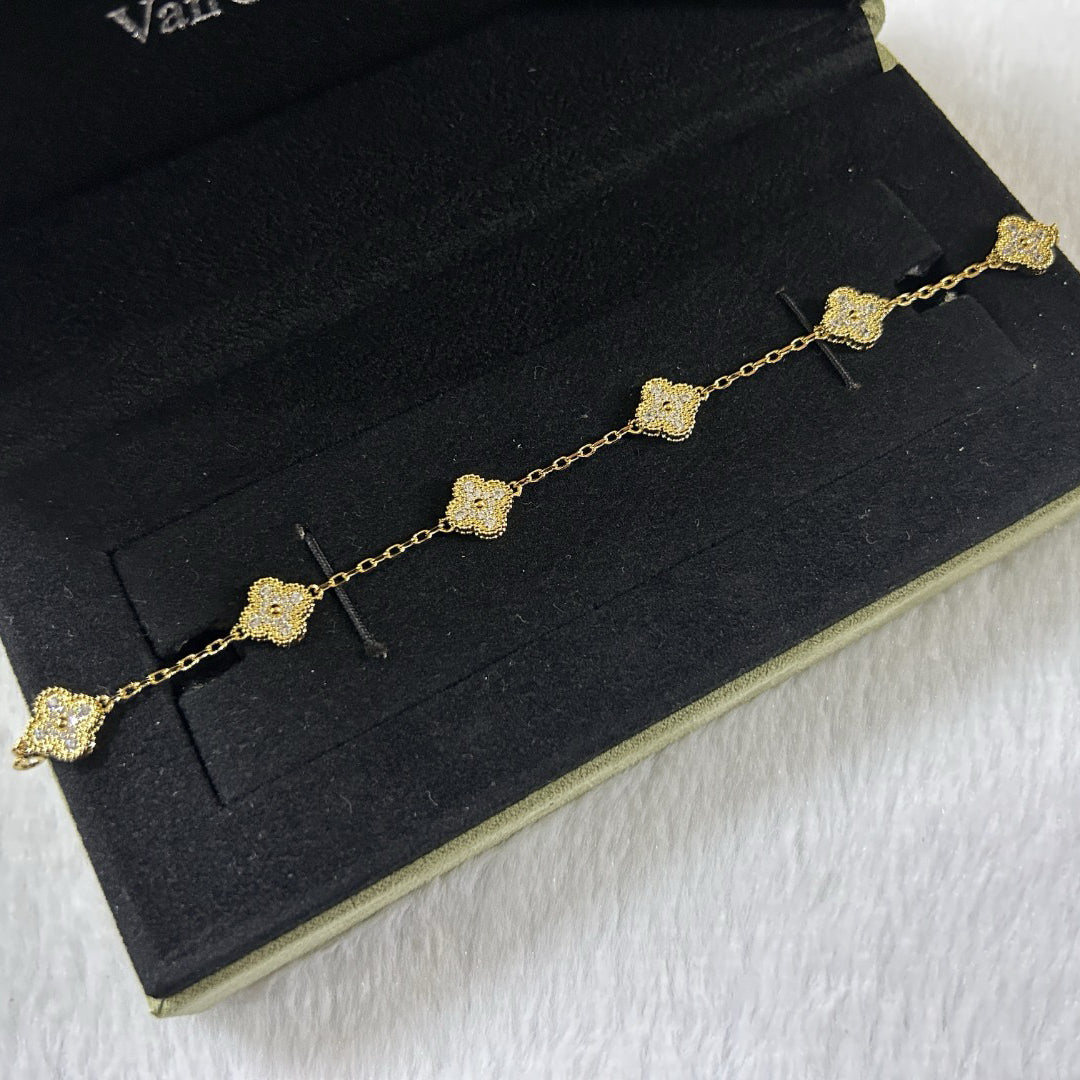 [Elowen Schmuck] CLOVER ARMBAND MIT 6 DIAMANTMOTIVEN