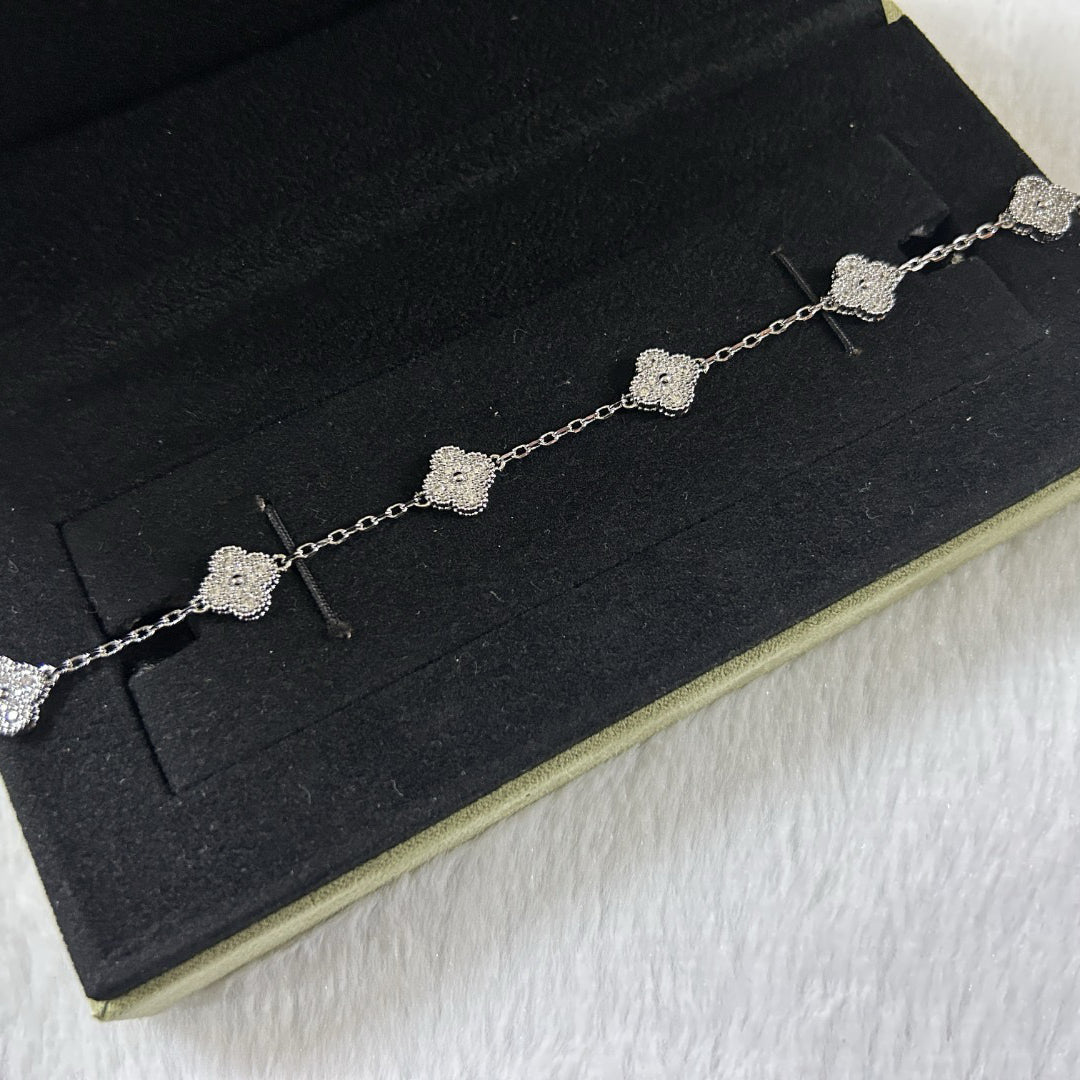 [Elowen Schmuck] CLOVER ARMBAND MIT 6 DIAMANTMOTIVEN