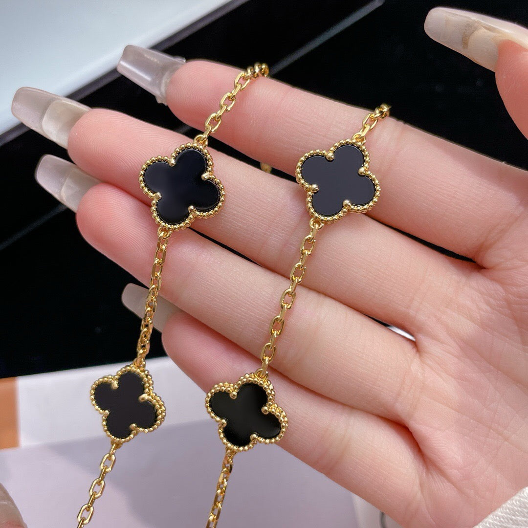 [Elowen jewelsry ]CLOVER HALSKETTE MIT 10 ONYX-MOTIVEN