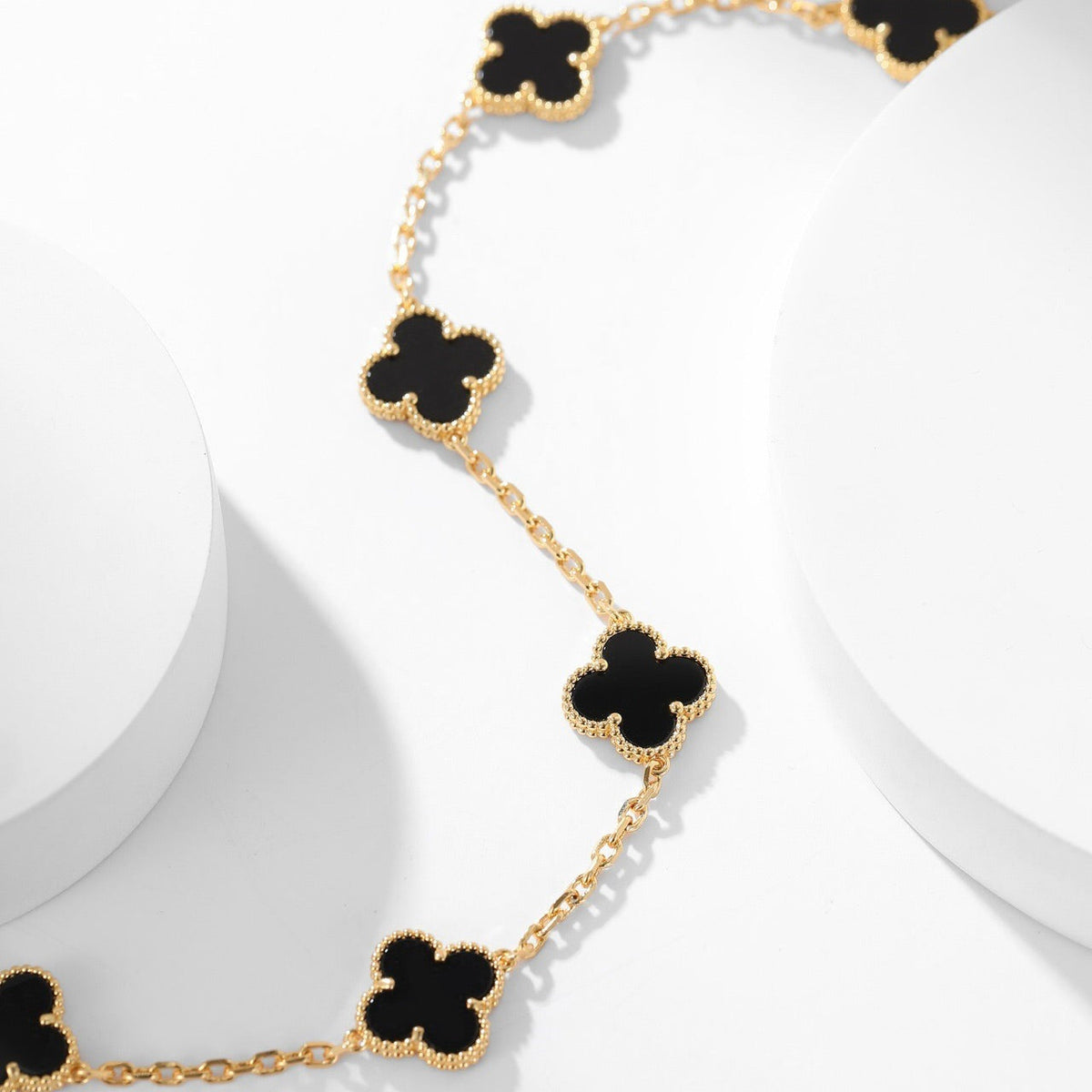 [Elowen jewelsry ]CLOVER HALSKETTE MIT 10 ONYX-MOTIVEN