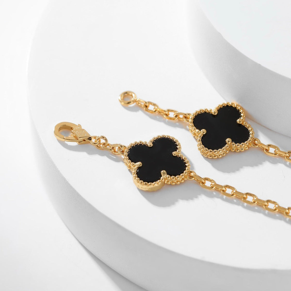 [Elowen jewelsry ]CLOVER HALSKETTE MIT 10 ONYX-MOTIVEN