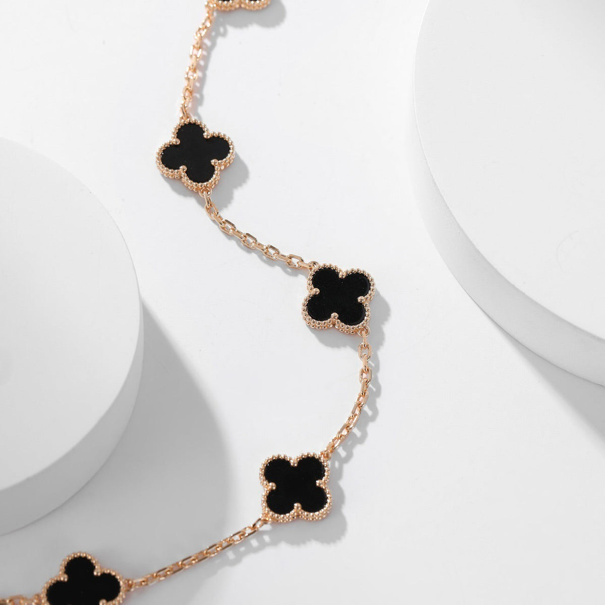 [Elowen jewelsry ]CLOVER HALSKETTE MIT 10 ONYX-MOTIVEN