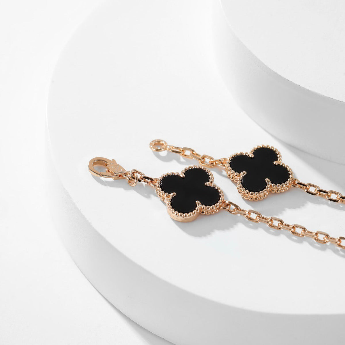 [Elowen jewelsry ]CLOVER HALSKETTE MIT 10 ONYX-MOTIVEN