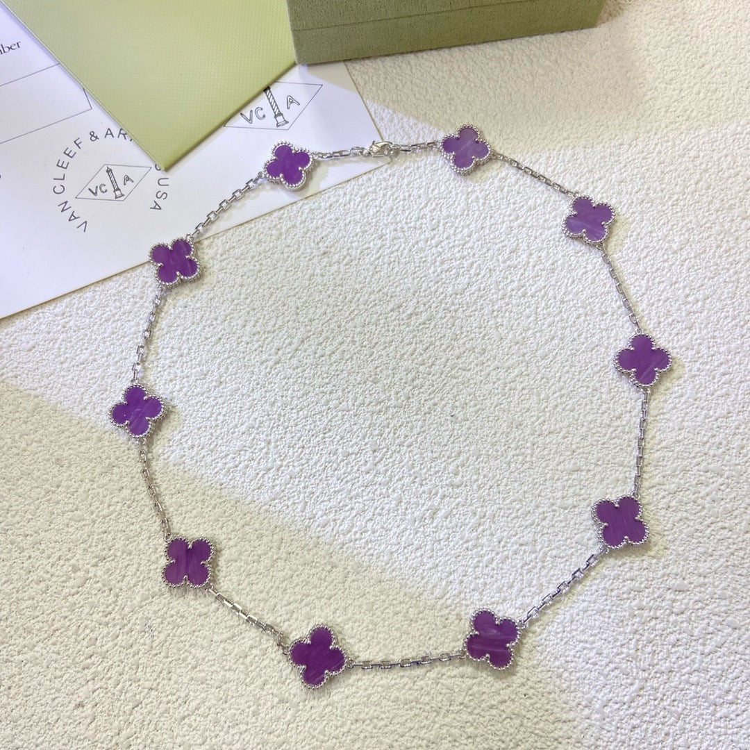 {
  "Elowen jewelsry": "Elowen Schmuck",
  "CLOVER 10 MOTIFS": "KLEEBLATT 10 MOTIVE",
  "PURPLE VIOLET": "LILA VIOLETT",
  "NECKLACE": "HALSKETTE"
}